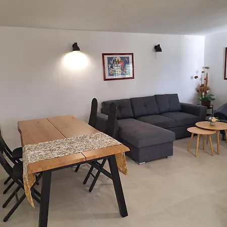 Apartman Ena By The Sea Prizba Exterior photo